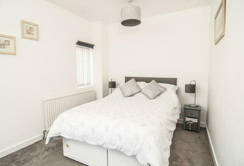 Joivy Family House With Courtyard In Hoylake