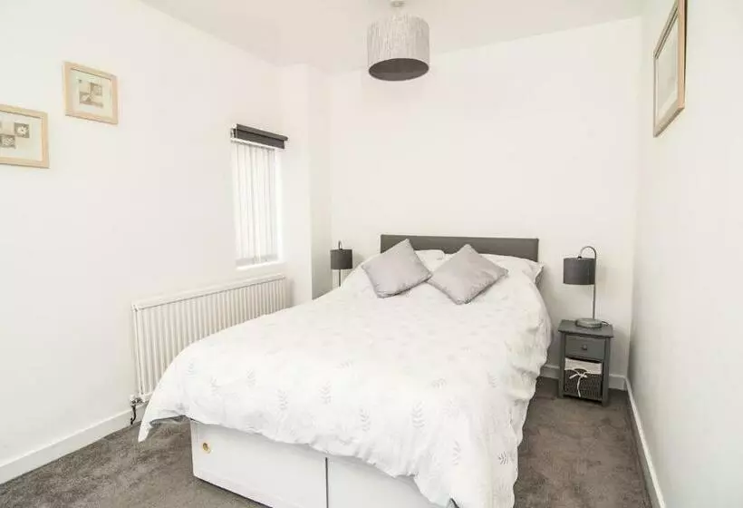 Joivy Family House With Courtyard In Hoylake