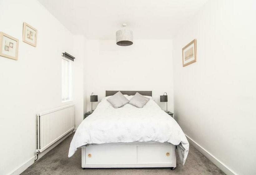 Joivy Family House With Courtyard In Hoylake