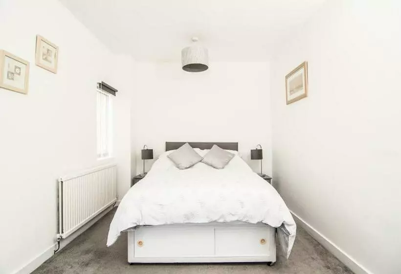 Joivy Family House With Courtyard In Hoylake