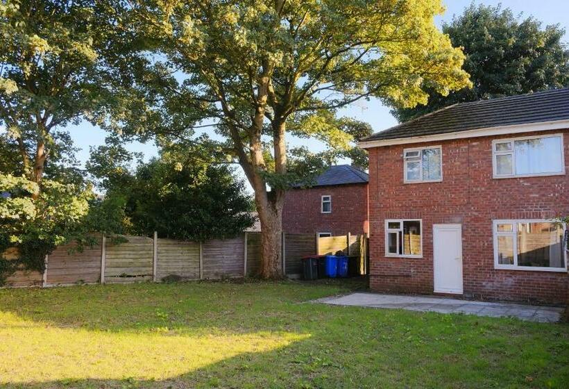 Bee Stays   Byron House