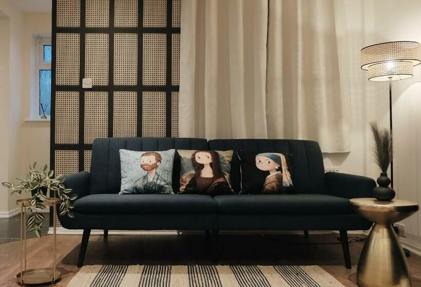 Bee Stays   Byron House