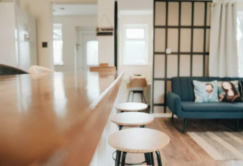 Bee Stays   Byron House