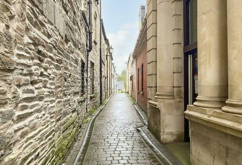 Cosy Seaside Town Cottage With Private Garden