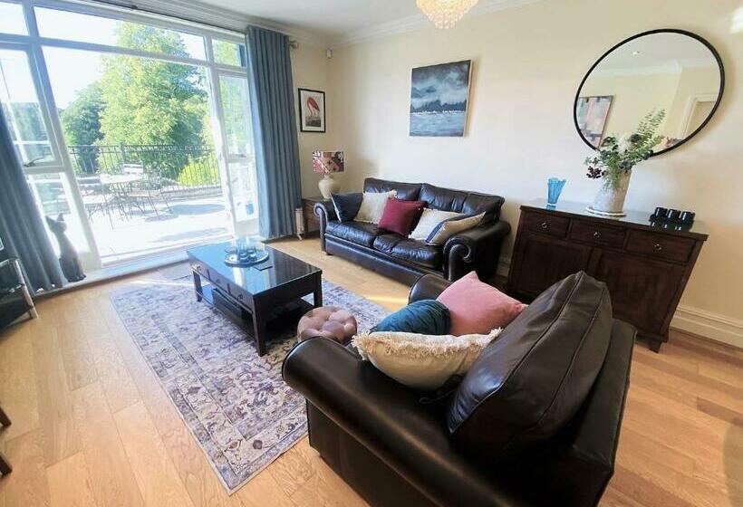 Hazelwood Hideaway: Spacious 2 Bed Apartment
