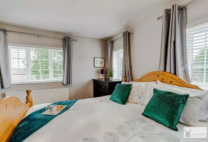 Silver Stag Properties Large 4 Bed Property