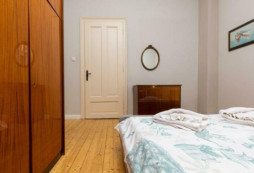 The Old Town Vintage 2 Bedroom Jewel