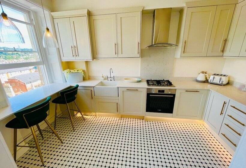 The Paragon Penthouse   Stunning Views Over Bath!