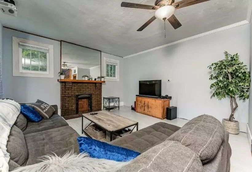 Awesome House, 5 Minutes To Dt, 2 Miles To Stadium And Ruby Memorial!