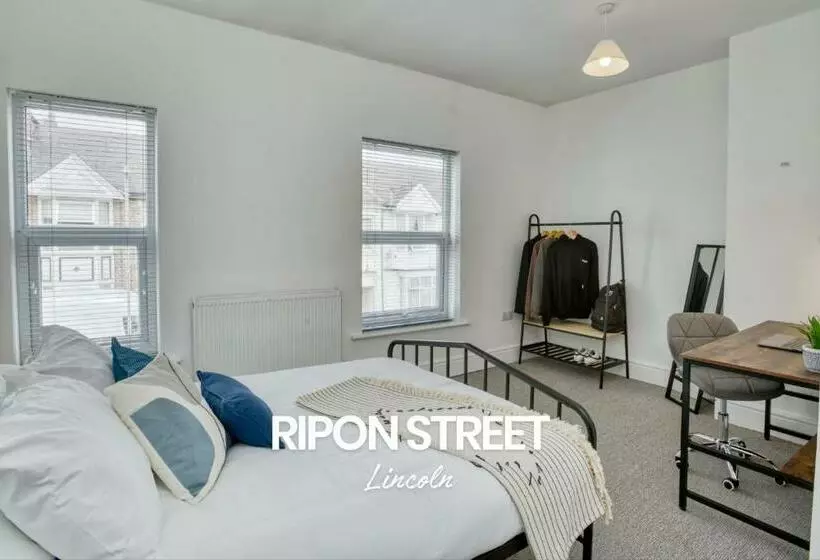 Inviting And Warm 2 Bed Townhouse In Lincoln By Renzo, Free Wi Fi, Ideal For Contractors