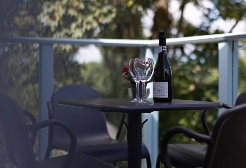 The Bluebell   Luxury Lodge With Hot Tub