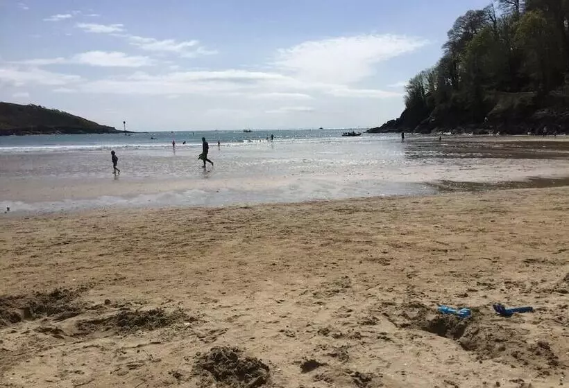 Sunnyview 5 Bed House In Kingsbridge With Parking