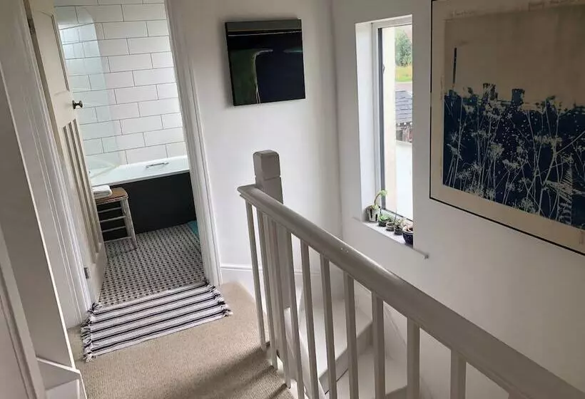 Sunnyview 5 Bed House In Kingsbridge With Parking