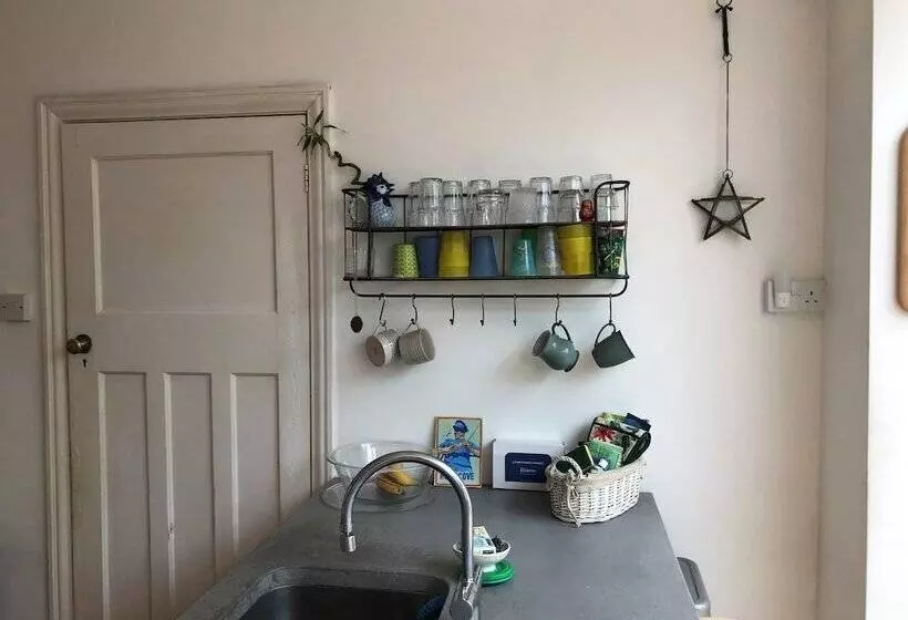 Sunnyview 5 Bed House In Kingsbridge With Parking