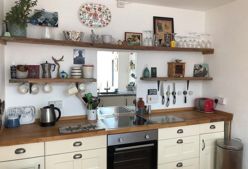 Sunnyview 5 Bed House In Kingsbridge With Parking