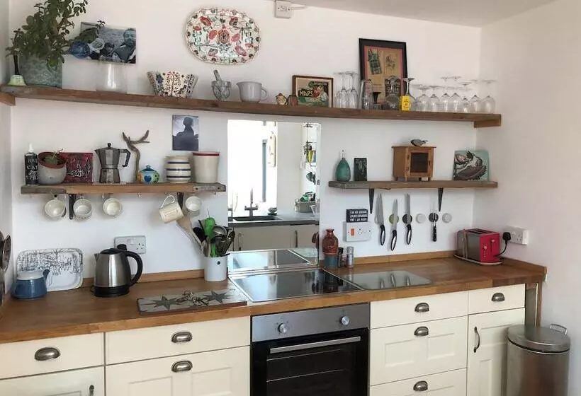 Sunnyview 5 Bed House In Kingsbridge With Parking