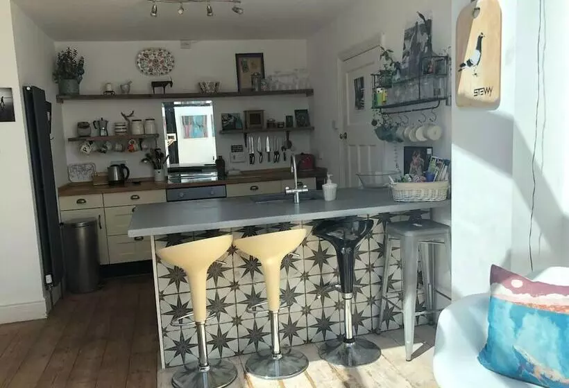 Sunnyview 5 Bed House In Kingsbridge With Parking