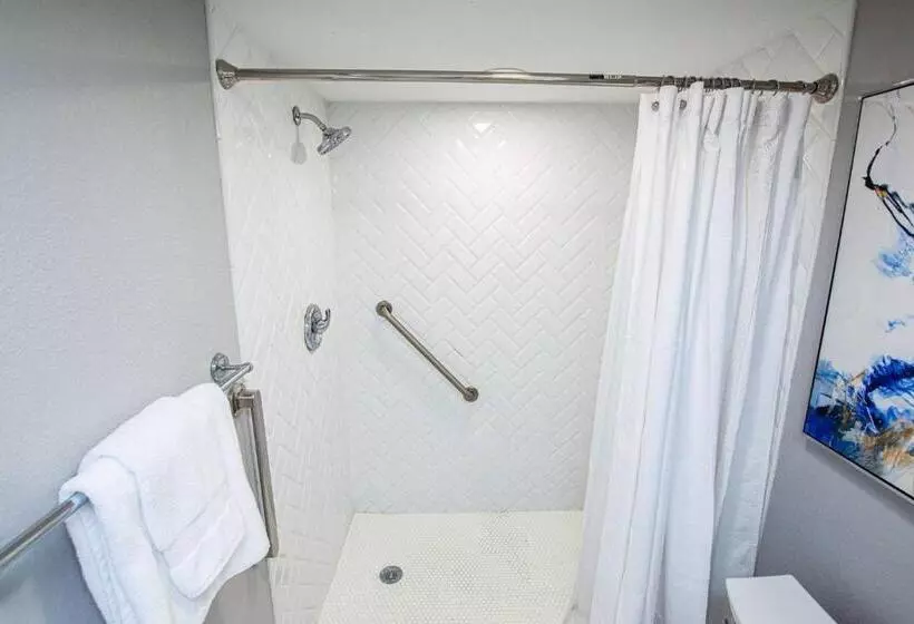Newly Listed! 20 Percent Off! Golf And Tennis Community   Lavish Living