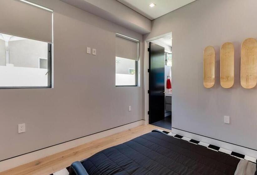 Posh Luxury Modern Home With Pool Spa And Rooftop Deck