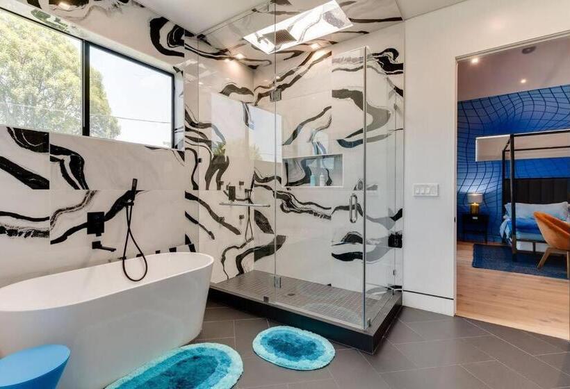 Posh Luxury Modern Home With Pool Spa And Rooftop Deck