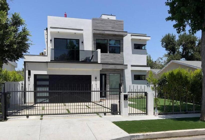 Posh Luxury Modern Home With Pool Spa And Rooftop Deck