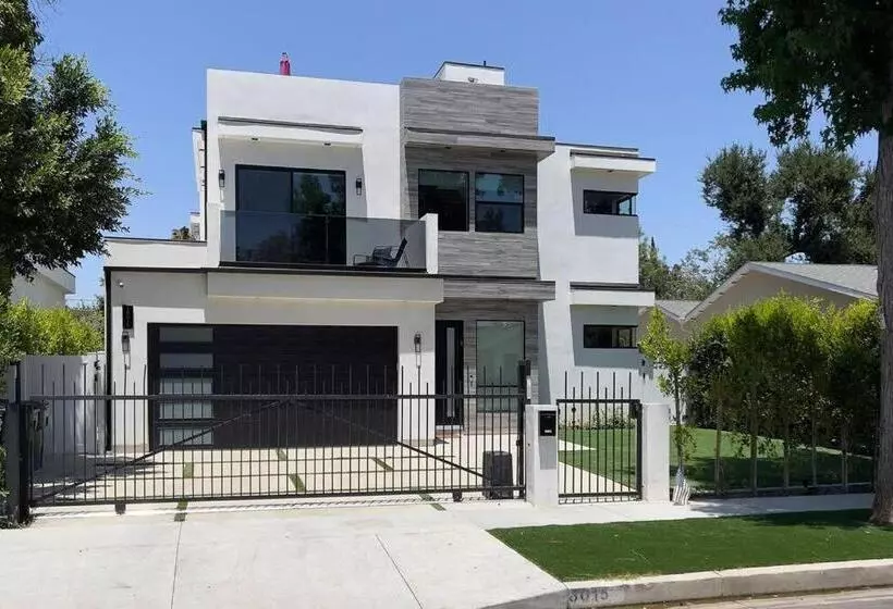 Posh Luxury Modern Home With Pool Spa And Rooftop Deck