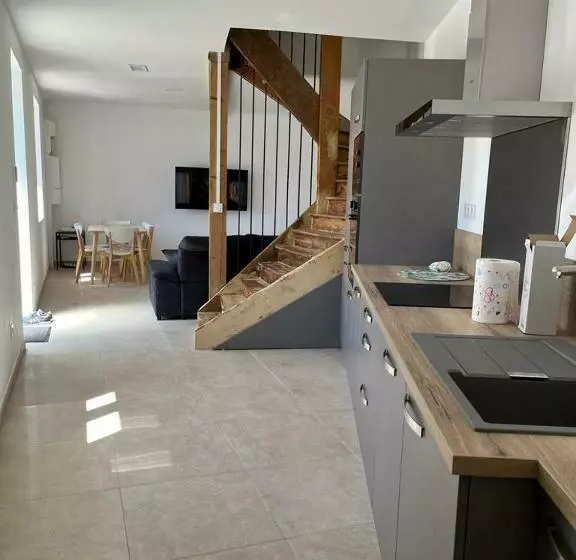 Superbe Maison De Ville, Rénovée à 15 Min De Lyon