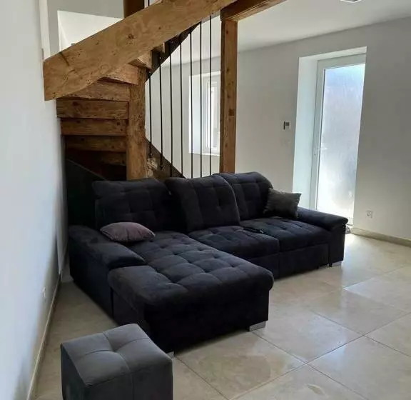 Superbe Maison De Ville, Rénovée à 15 Min De Lyon