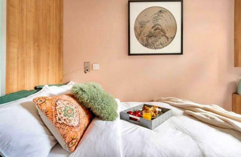 Travellers Tales   A Pod In The Cotswolds