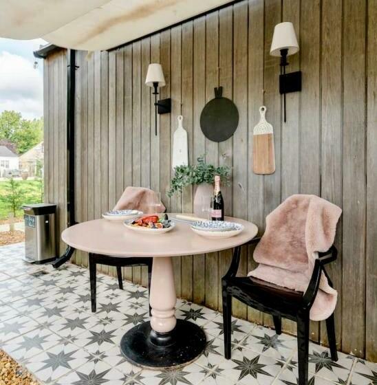 Travellers Tales   A Pod In The Cotswolds