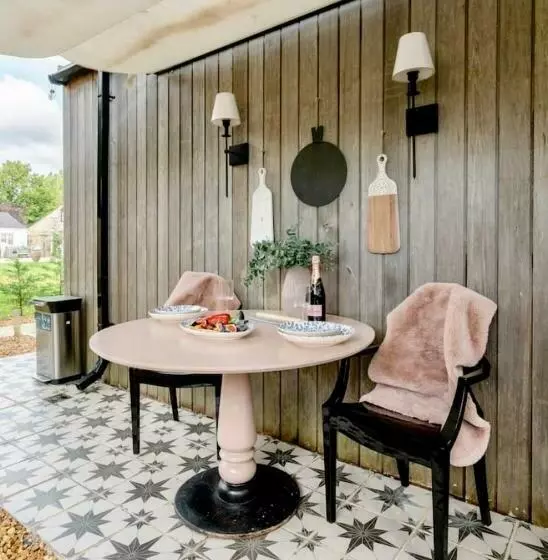 Travellers Tales   A Pod In The Cotswolds