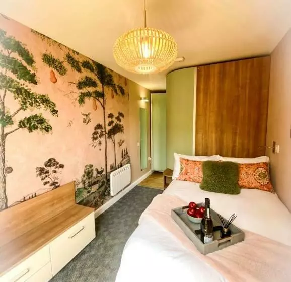 Travellers Tales   A Pod In The Cotswolds