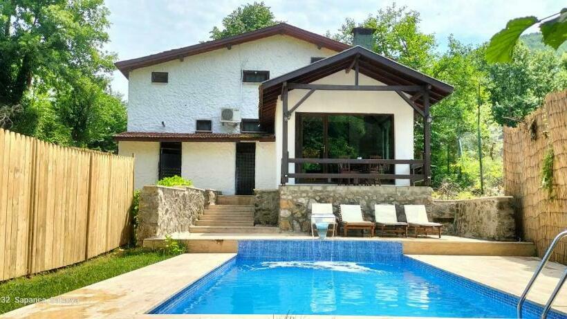 Havuzlu Ve şömineli Doğa İçinde Tam Müstakil Villa
