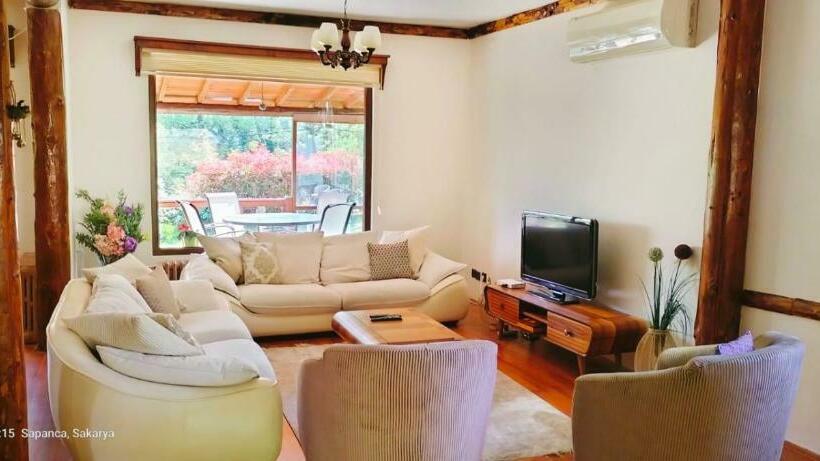 Havuzlu Ve şömineli Doğa İçinde Tam Müstakil Villa