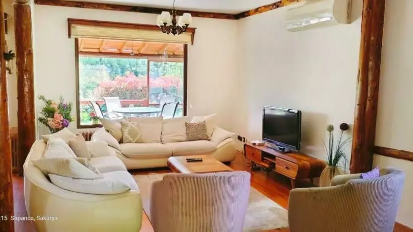 Havuzlu Ve şömineli Doğa İçinde Tam Müstakil Villa