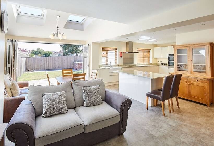 Host Stay Cliff Road