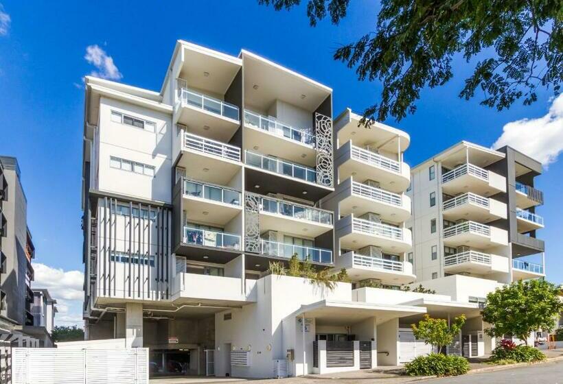 Luxurious 3bdr Townhouse In Great Location