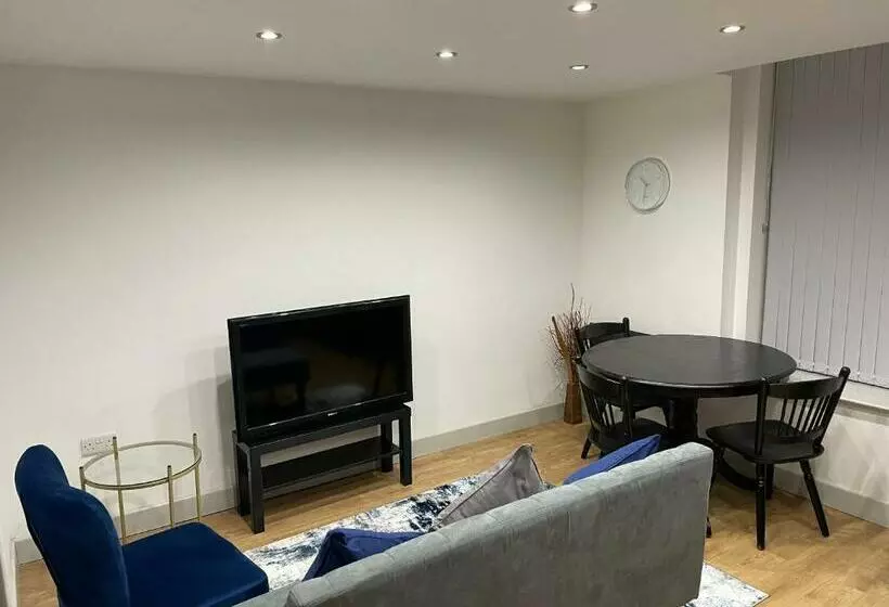 Modern   Two Bed   Apartment Located In The City Of Wolverhampton