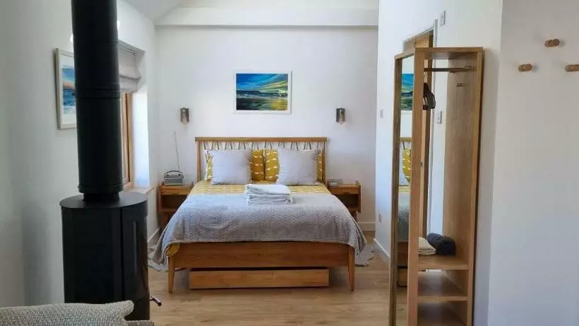 The Brookhouse. Cheerful Tiny House With Seaview