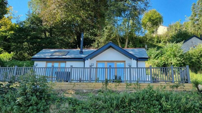 The Brookhouse. Cheerful Tiny House With Seaview