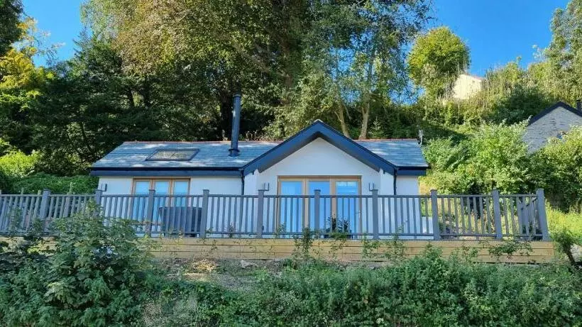 The Brookhouse. Cheerful Tiny House With Seaview