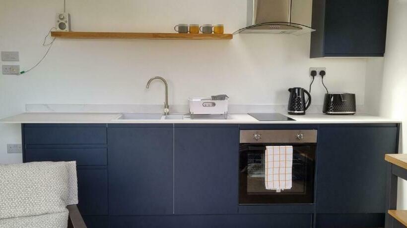 The Brookhouse. Cheerful Tiny House With Seaview