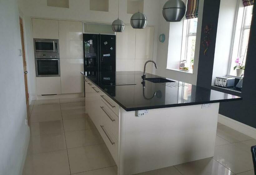 4 Bed Semi Detached Villa   Sea And Mountain Views