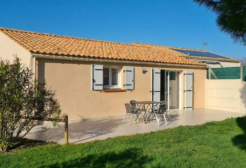 Maison Rénovée Avec Jardin Partagé De 2000m² à 1,3 Km De La Plage Clemenceau, Idéale Pour 4 Personne