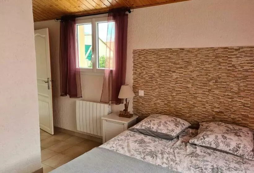 Maison Rénovée Avec Jardin Partagé De 2000m² à 1,3 Km De La Plage Clemenceau, Idéale Pour 4 Personne