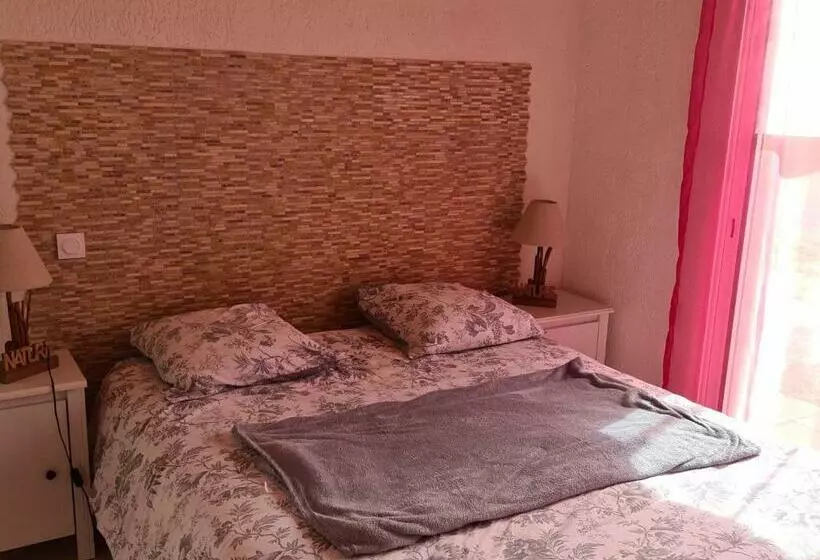 Maison Rénovée Avec Jardin Partagé De 2000m² à 1,3 Km De La Plage Clemenceau, Idéale Pour 4 Personne