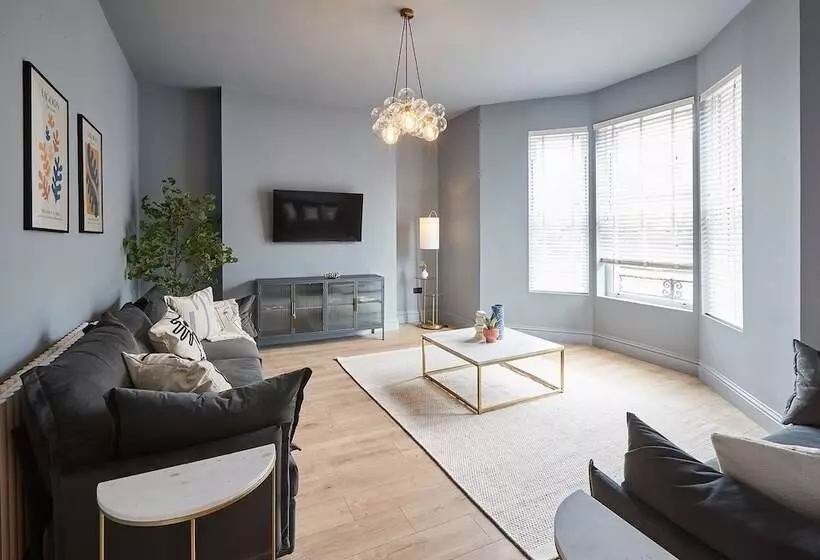 Host & Stay   Parkside Villa