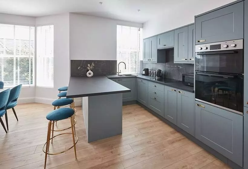 Host & Stay   Parkside Villa