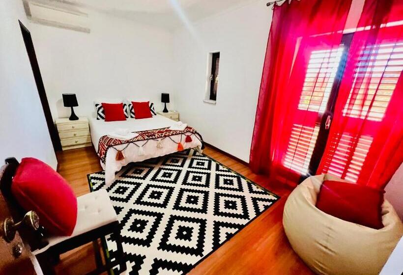 Moradia Com Piscina E Jardim