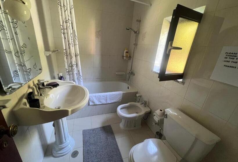 Moradia Com Piscina E Jardim